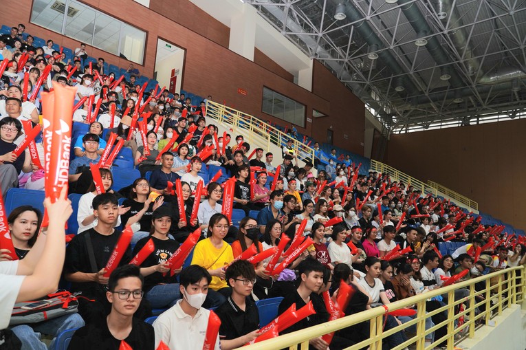 Những kh&aacute;n đ&agrave;i đầy ắp cổ động vi&ecirc;n đ&atilde; n&oacute;i l&ecirc;n sự hấp dẫn của m&ugrave;a giải năm nay.