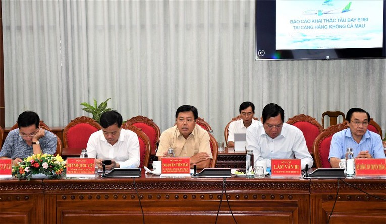 B&iacute; thư Tỉnh uỷ, Chủ tịch HĐND tỉnh Nguyễn Tiến Hải (thứ 3, tr&aacute;i sang) trao đổi tại buổi l&agrave;m việc. Ảnh: CTTĐT tỉnh C&agrave; Mau