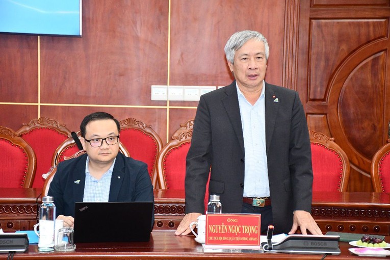 Chủ tịch Hội đồng quản trị Bamboo Airways Nguyễn Ngọc Trọng (người đứng) ph&aacute;t biểu tại buổi l&agrave;m việc. Ảnh: CTTĐT tỉnh C&agrave; Mau