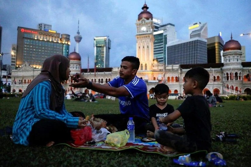 Người d&acirc;n Malaysia buộc phải tiết kiệm chi ti&ecirc;u trong th&aacute;ng lễ Ramadan khi gi&aacute; cả tăng cao. Ảnh: Reuters