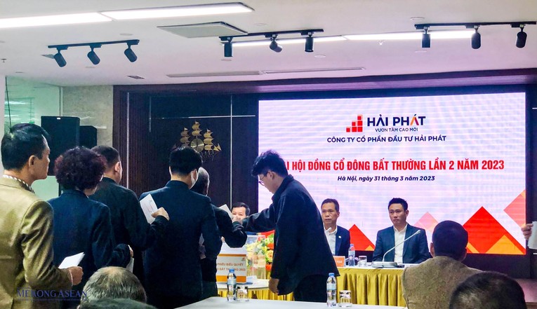 Cổ đ&ocirc;ng tiến h&agrave;nh bỏ phiếu th&ocirc;ng qua việc lựa chọn đơn vị kiểm to&aacute;n thực hiện kiểm to&aacute;n b&aacute;o c&aacute;o t&agrave;i ch&iacute;nh năm 2022.