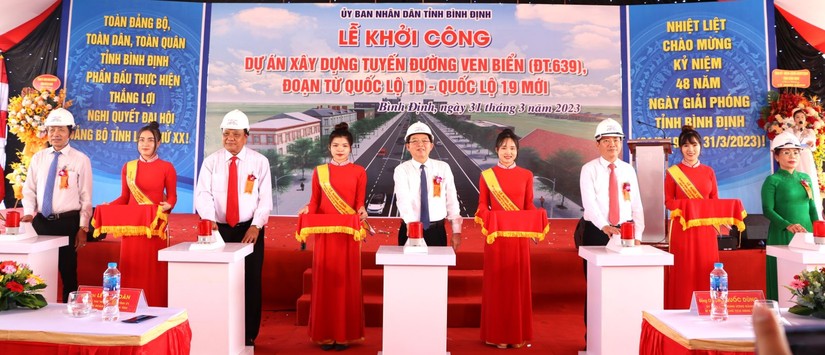 C&aacute;c l&atilde;nh đạo tỉnh B&igrave;nh Định bấm n&uacute;t khởi c&ocirc;ng dự &aacute;n. Ảnh: Binhdinh.gov