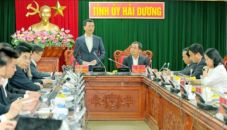 Bộ trưởng Bộ Th&ocirc;ng tin v&agrave; Truyền th&ocirc;ng Nguyễn Mạnh H&ugrave;ng ph&aacute;t biểu tại buổi l&agrave;m việc.