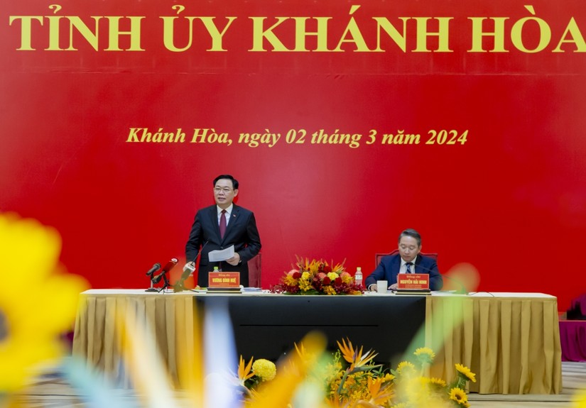 Chủ tịch Quốc hội Vương Đ&igrave;nh Huệ ph&aacute;t biểu tại cuộc l&agrave;m việc. Ảnh: B&aacute;o Kh&aacute;nh Ho&agrave;