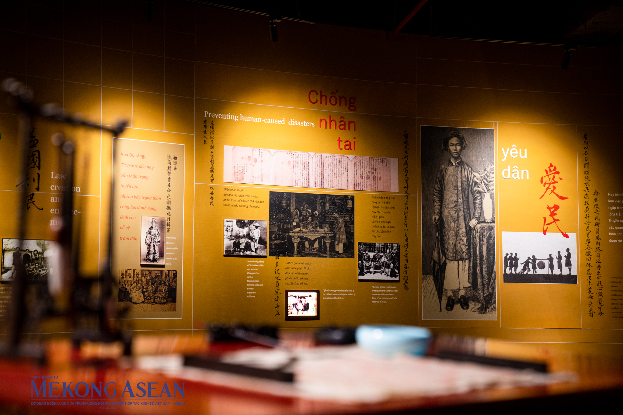 Kh&ocirc;ng gian trưng b&agrave;y b&uacute;t t&iacute;ch của c&aacute;c vua nh&agrave; Nguyễn qua Ch&acirc;u bản