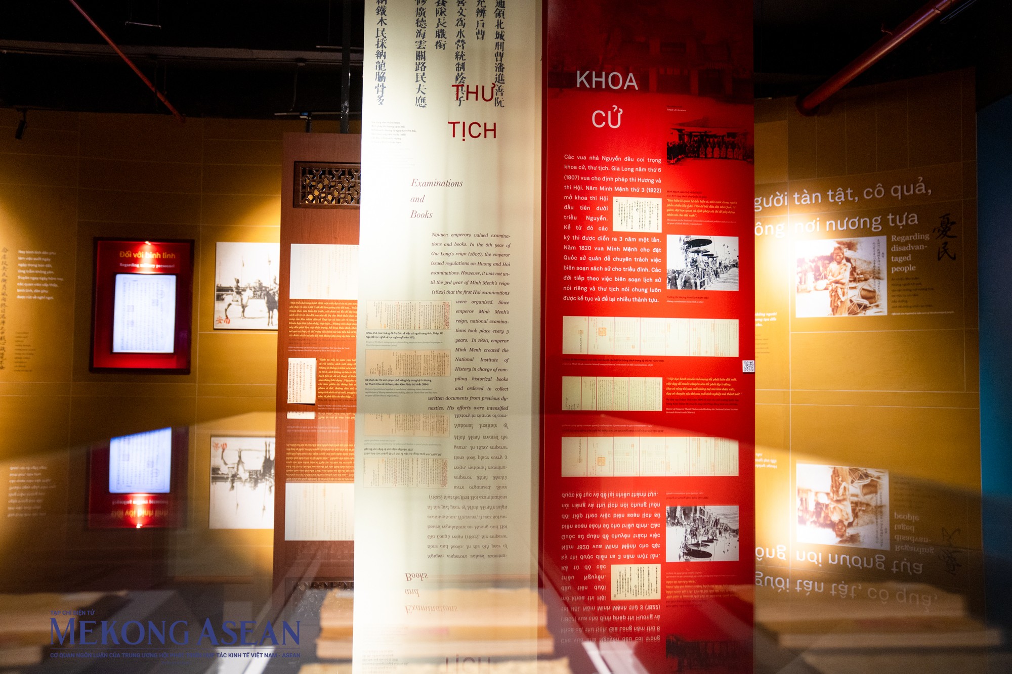 B&ecirc;n cạnh đ&oacute;, kh&aacute;ch tham quan c&ograve;n được trực tiếp tương t&aacute;c để t&igrave;m hiểu, kh&aacute;m ph&aacute; th&ecirc;m nhiều th&ocirc;ng tin lịch sử bổ &iacute;ch, th&uacute; vị từ Ch&acirc;u bản.