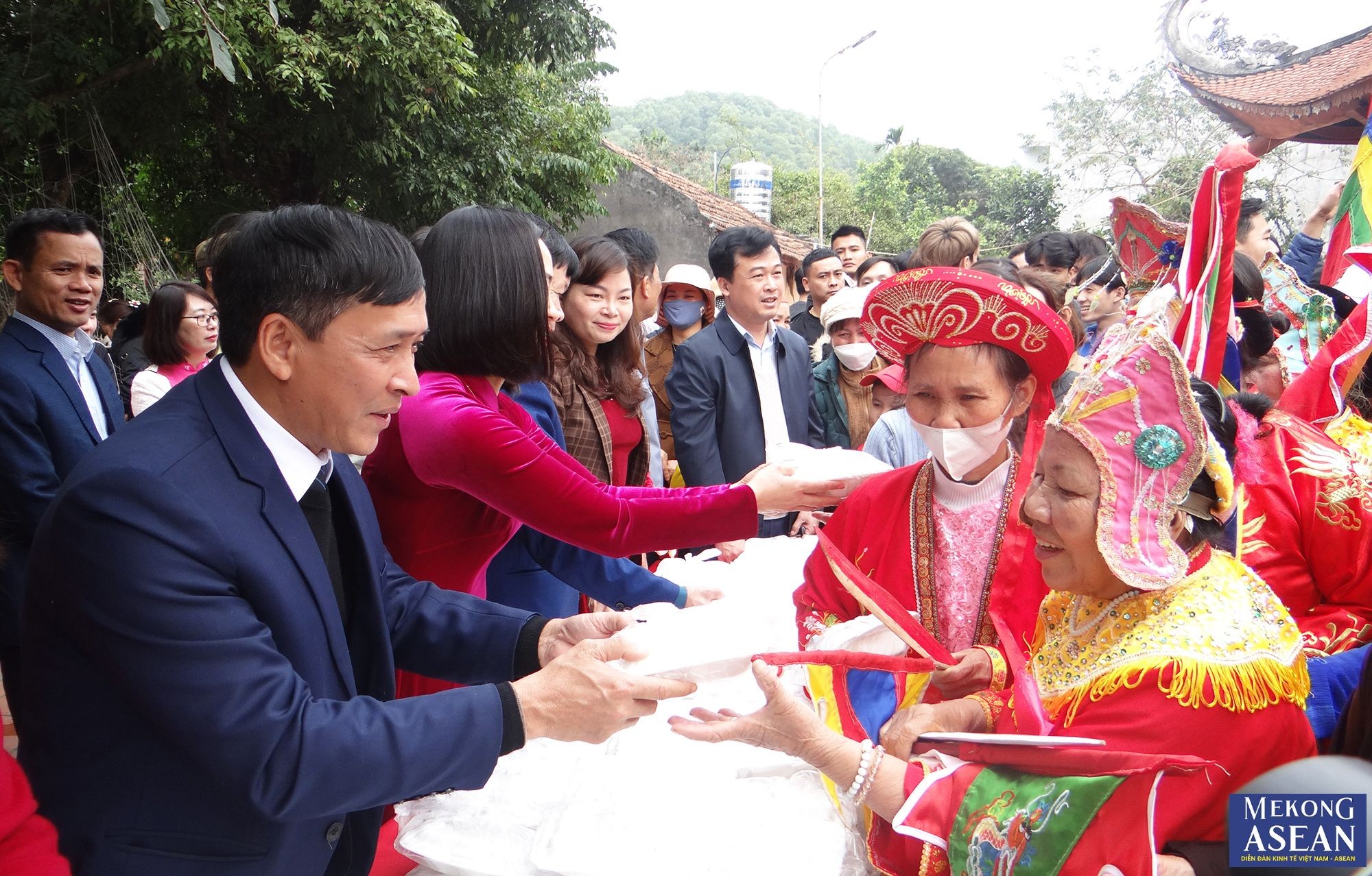 Đại diện l&atilde;nh đạo UBND th&agrave;nh phố Ch&iacute; Linh ph&aacute;t lộc đến c&aacute;c đo&agrave;n đại biểu, người d&acirc;n v&agrave; khu kh&aacute;ch.