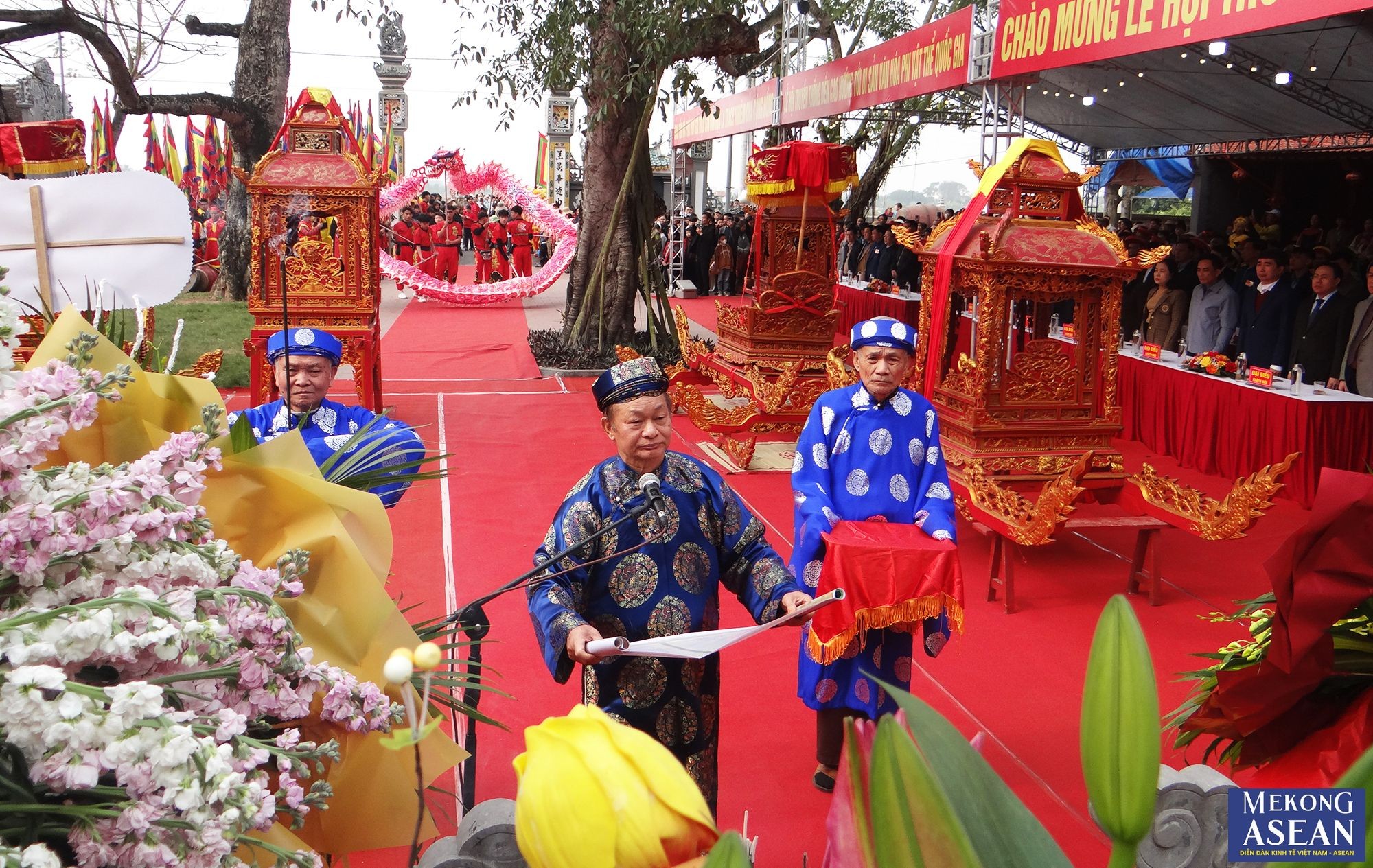 C&aacute;c cụ trong Ban kh&aacute;nh tiết khu di t&iacute;ch đền Cao đọc văn tế tri &acirc;n tưởng niệm đức th&aacute;nh tại lễ khai hội.