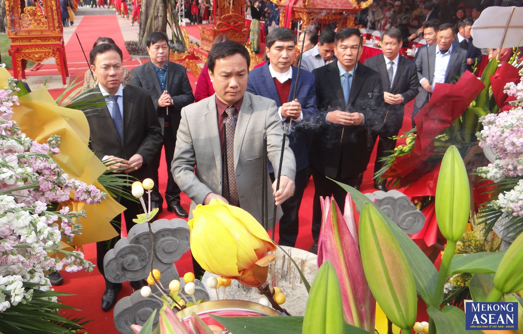 Ph&oacute; B&iacute; thư Tỉnh ủy, Chủ tịch UBND tỉnh Hải Dương Triệu Thế H&ugrave;ng v&agrave; c&aacute;c đại biểu d&acirc;ng hương.