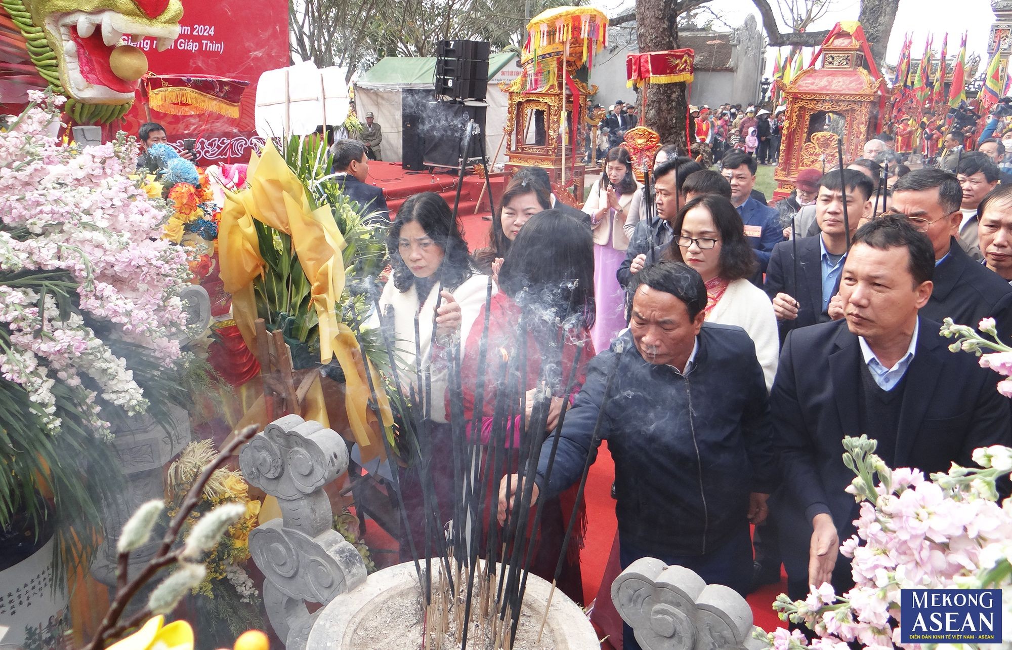 Người d&acirc;n v&agrave; du kh&aacute;ch thập phương d&acirc;ng hương.