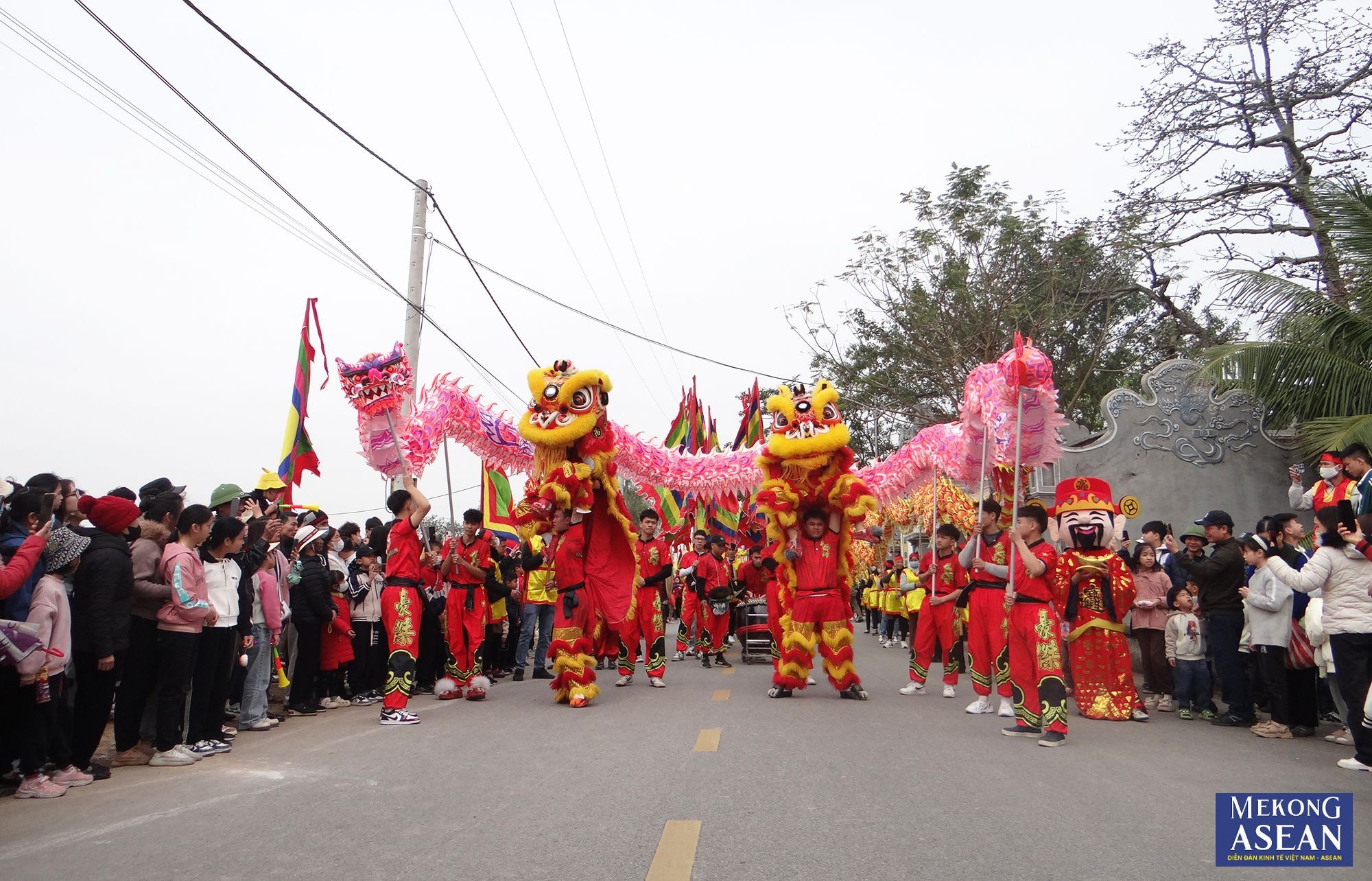 Đội l&acirc;n, rồng dẫn đầu đo&agrave;n rước.