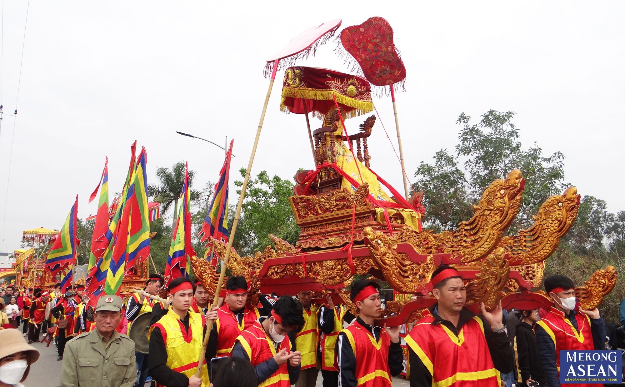 Lễ rước b&agrave;i vị, mũ &aacute;o, b&aacute;t hương&hellip; của c&aacute;c đức Th&aacute;nh.