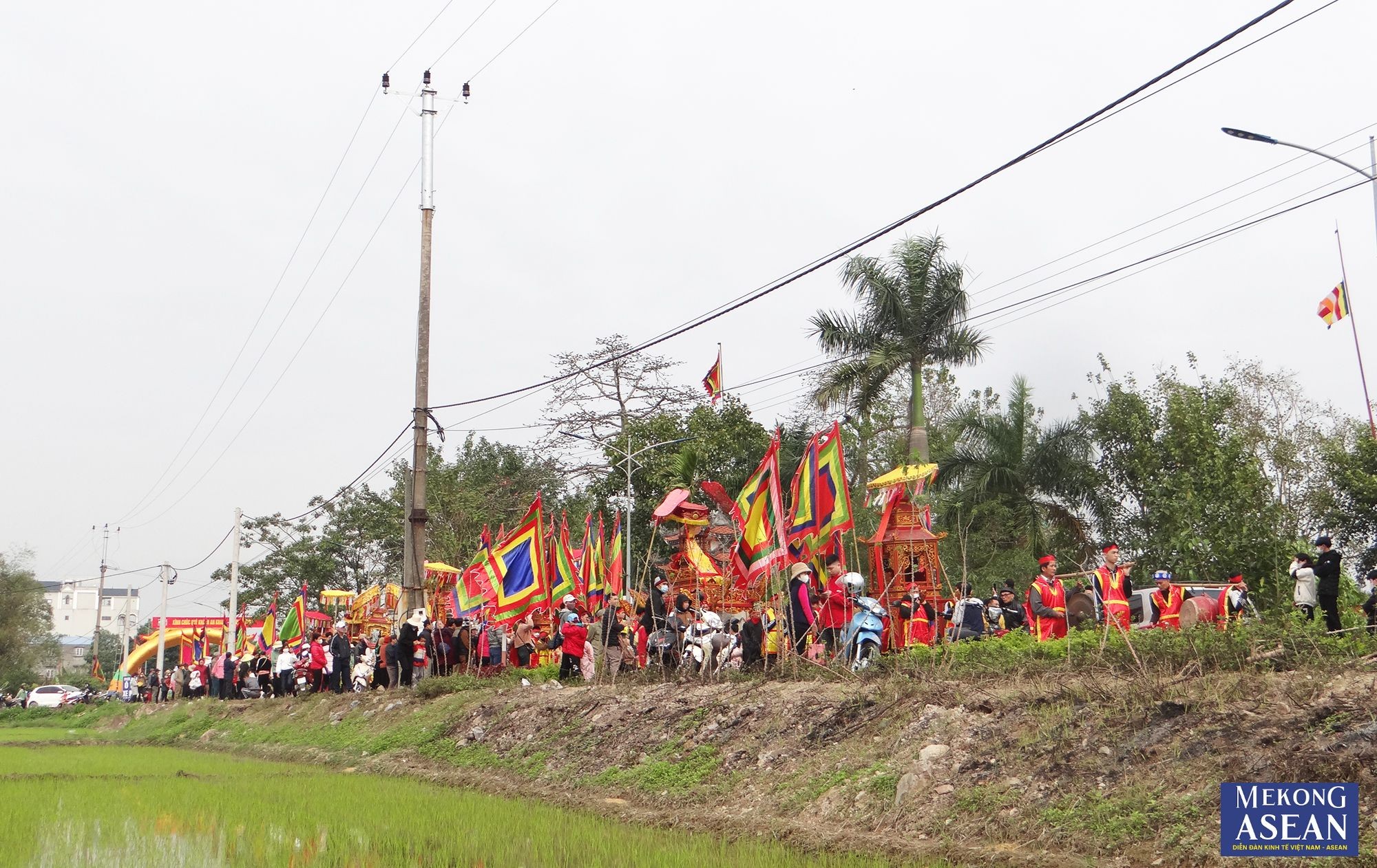 Đ&ocirc;ng đảo người d&acirc;n v&agrave; du kh&aacute;ch tham gia đo&agrave;n rước.
