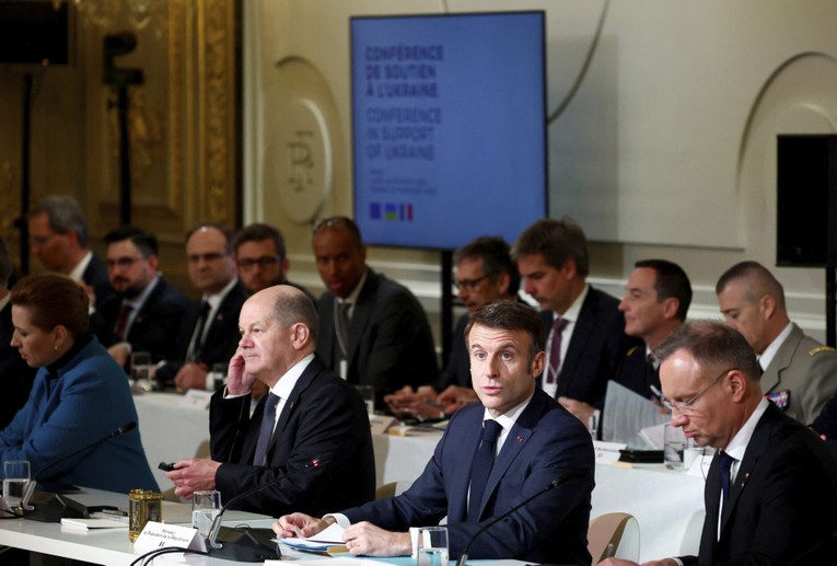 Tổng thống Ph&aacute;p Emmanuel Macron (giữa) tại cuộc họp c&aacute;c nh&agrave; l&atilde;nh đạo ch&acirc;u &Acirc;u ở Paris, Ph&aacute;p, ng&agrave;y 26/2. Ảnh: AP