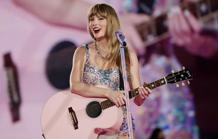 Ca sĩ Taylor Swift trong đ&ecirc;m diễn mở m&agrave;n &amp;amp;amp;quot;The Eras Tour&amp;amp;amp;quot; tại Singapore. Ảnh: Getty Images