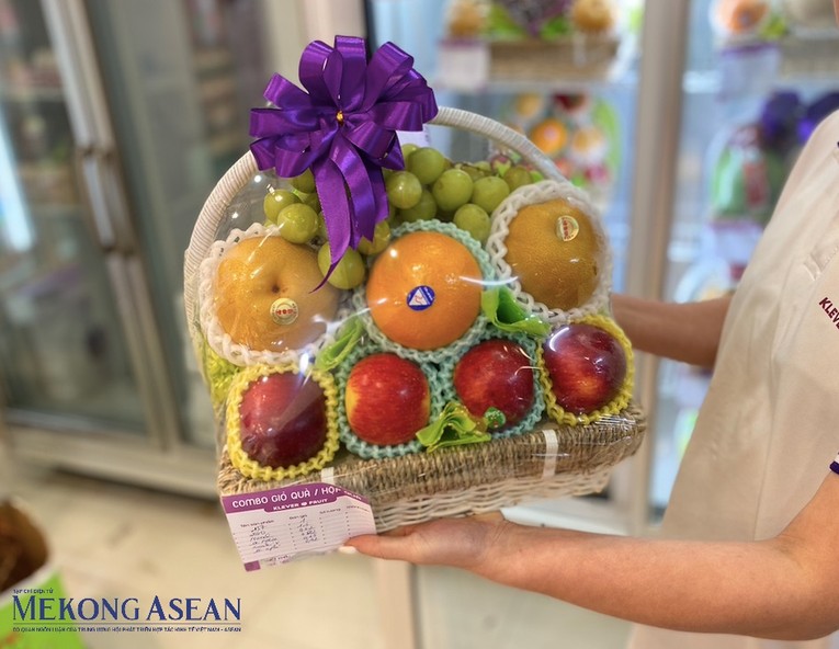 Độc đáo 'hoa tươi kèm đồ ăn' dịp 8/3