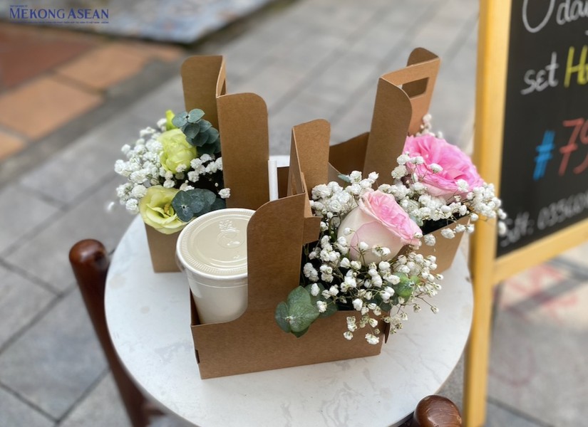 Độc đ&aacute;o &amp;amp;apos;hoa tươi k&egrave;m đồ ăn&amp;amp;apos; dịp 8/3