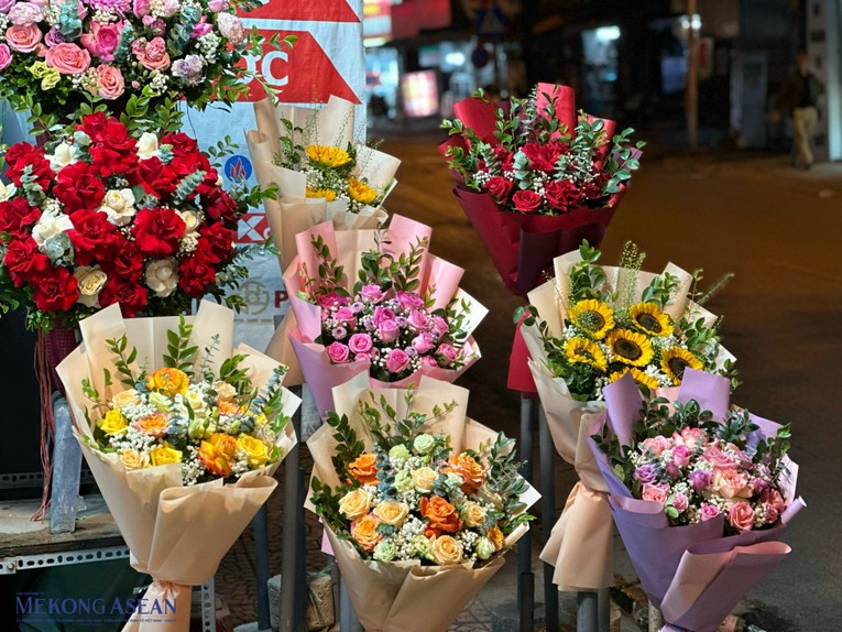 Độc đáo 'hoa tươi kèm đồ ăn' dịp 8/3