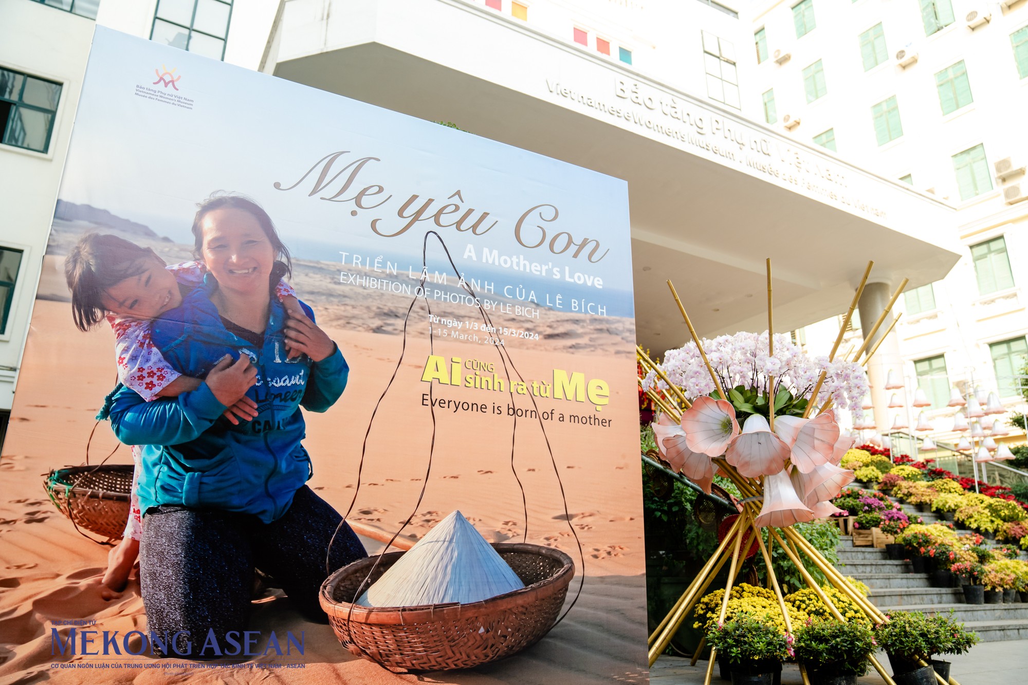 Sự kiện do Bảo t&agrave;ng Phụ nữ Việt Nam phối hợp với nhiếp ảnh gia L&ecirc; B&iacute;ch tổ chức, hướng tới kỷ niệm 114 năm Ng&agrave;y Quốc tế phụ nữ (8/3) v&agrave; Ng&agrave;y Quốc tế hạnh ph&uacute;c (20/3).