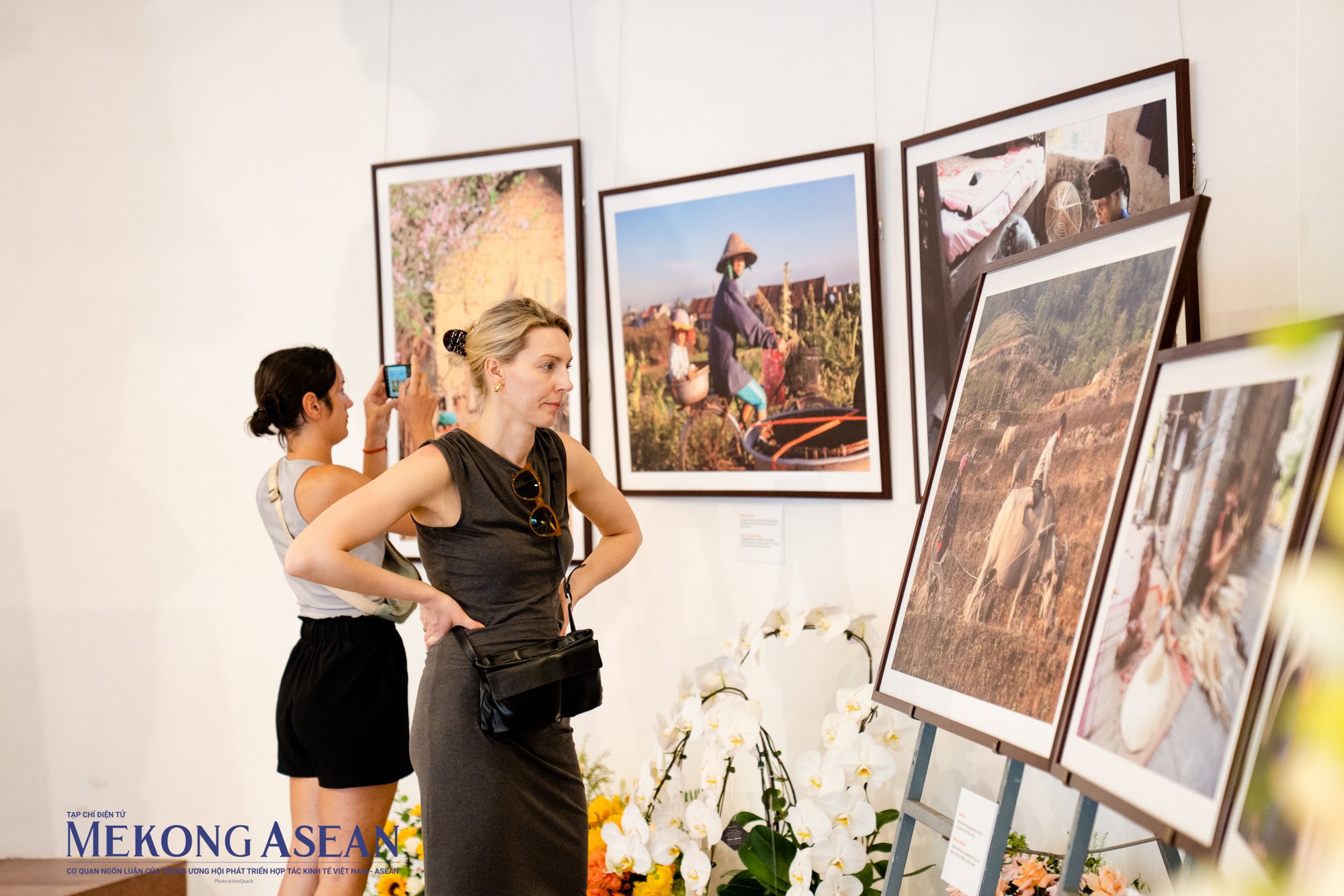 Triển l&atilde;m nhận được sự quan t&acirc;m của đ&ocirc;ng đảo người xem. Kh&aacute;n giả trong v&agrave; ngo&agrave;i nước th&iacute;ch th&uacute; thưởng l&atilde;m những bức ảnh về t&igrave;nh mẫu tử của nhiếp ảnh gia L&ecirc; B&iacute;ch.