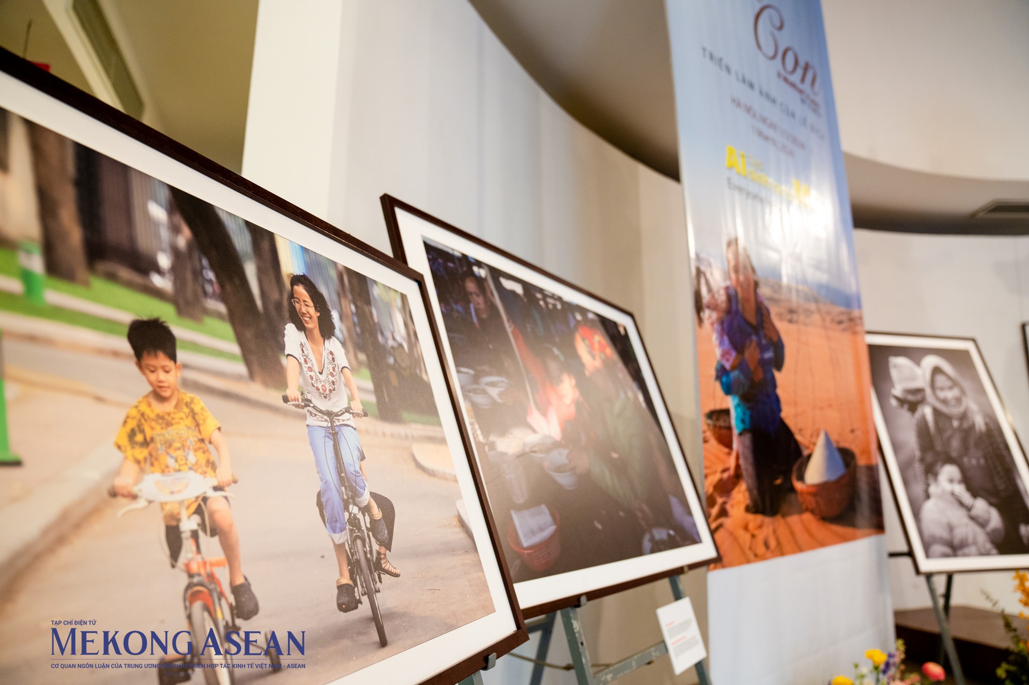 T&aacute;c phẩm &ldquo;Thiện Nh&acirc;n đ&atilde; biết đi xe đạp&rdquo;. Trong ảnh, chị Mai Anh đang hướng dẫn con nu&ocirc;i của m&igrave;nh l&agrave; b&eacute; Thiện Nh&acirc;n đi xe đạp. Thiện Nh&acirc;n l&agrave; b&eacute; trai kh&ocirc;ng may bị bỏ rơi từ nhỏ. Trong qu&aacute; tr&igrave;nh bị bỏ rơi, em đ&atilde; bị mất một ch&acirc;n v&agrave; bộ phận sinh dục do th&uacute; hoang tấn c&ocirc;ng.