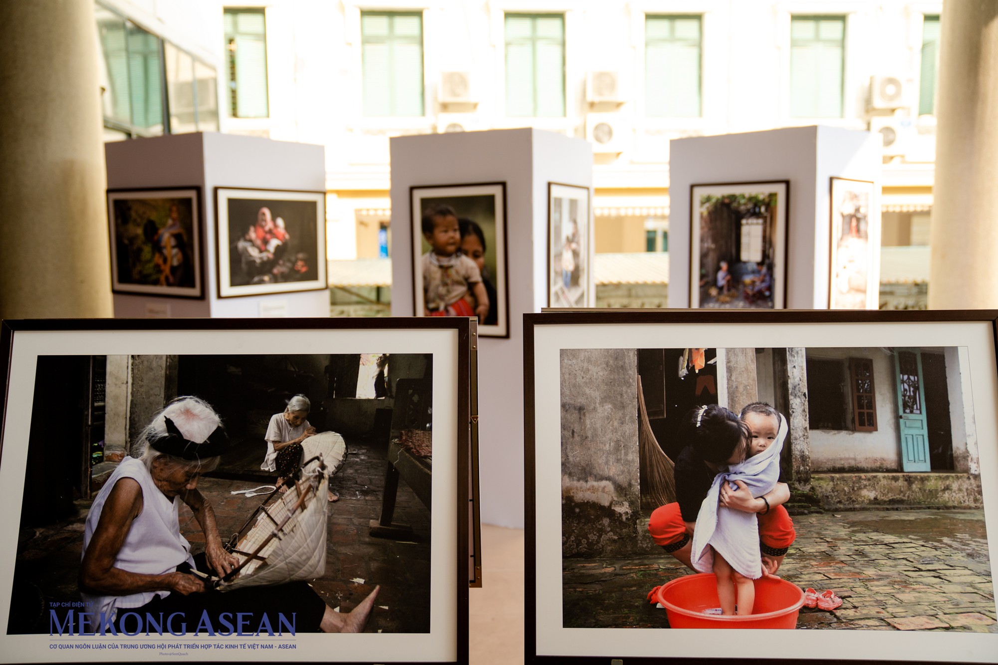 Mỗi bức ảnh l&agrave; một c&acirc;u chuyện về t&igrave;nh mẫu tử tr&ecirc;n những bản l&agrave;ng xa x&ocirc;i, nơi rẻo n&uacute;i cao mờ sương đến những miền đồng bằng. D&ugrave; kh&aacute;c v&ugrave;ng miền, d&acirc;n tộc th&igrave; việc người mẹ thể hiện t&igrave;nh cảm với những đứa con y&ecirc;u thương của m&igrave;nh cũng rất tự nhi&ecirc;n, đầy x&uacute;c cảm.