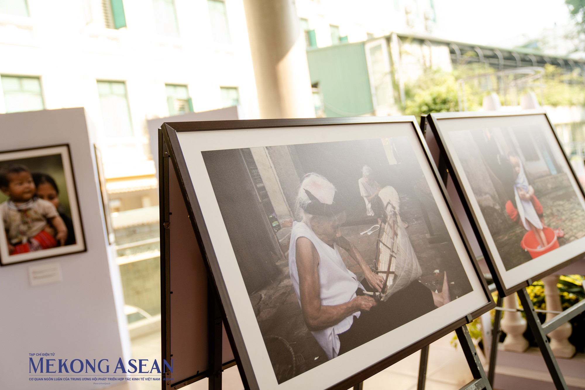 T&aacute;c phẩm &amp;amp;amp;quot;B&ecirc;n mẹ trọn đời&amp;amp;amp;quot; với c&acirc;u chuyện tại l&agrave;ng Chu&ocirc;ng (Thanh Oai, H&agrave; Nội), nơi c&oacute; nghề l&agrave;m n&oacute;n từ l&acirc;u đời. Tại đ&acirc;y c&oacute; b&agrave; Bấc 98 tuổi h&agrave;ng ng&agrave;y ngồi kh&acirc;u n&oacute;n b&ecirc;n người con g&aacute;i 78 tuổi. Hai mẹ con họ đ&atilde; ngồi đ&oacute; gần như cả cuộc đời, v&igrave; người con g&aacute;i bị m&ugrave; n&ecirc;n phải nương nhờ mẹ. B&agrave; lần m&ograve; tự kh&acirc;u n&oacute;n v&agrave; chỉ nhờ đến mẹ khi cần x&acirc;u kim hoặc xử l&yacute; việc kh&oacute;. H&igrave;nh ảnh ấy kh&ocirc;ng chỉ đẹp m&agrave; c&ograve;n to&aacute;t l&ecirc;n biết bao t&igrave;nh y&ecirc;u thương, l&ograve;ng trắc ẩn v&agrave; sự ấm &aacute;p - khi trong nghịch cảnh họ vẫn miệt m&agrave;i lao động, vẫn gắn b&oacute; với nhau.