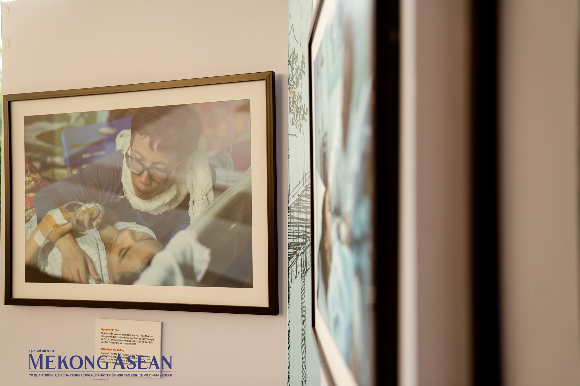 T&aacute;c phẩm &amp;amp;amp;quot;Ngủ y&ecirc;n con nh&eacute;&amp;amp;amp;quot;. Trong ảnh, nh&agrave; b&aacute;o Trần Mai Anh người s&aacute;ng lập quỹ &amp;amp;amp;quot;Thiện Nh&acirc;n v&agrave; những người bạn&amp;amp;amp;quot; v&agrave; l&agrave; mẹ nu&ocirc;i của Sơn &amp;amp;amp;quot;b&ocirc; xanh&amp;amp;amp;quot; đang vỗ về Sơn khi em vừa trải qua một ca phẫu thuật d&agrave;i tại bệnh viện Nhi Trung Ương v&agrave;o th&aacute;ng 11/2019.