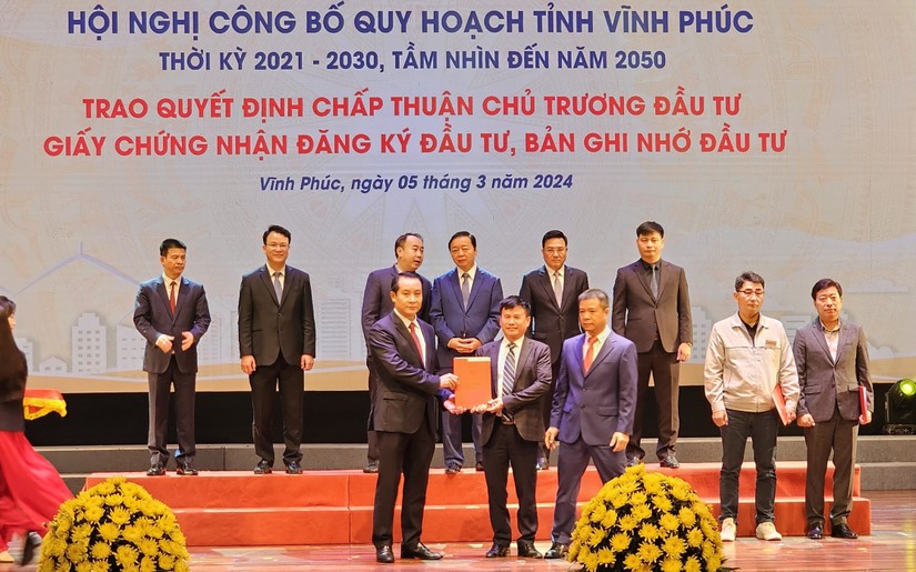 L&atilde;nh đạo tỉnh Vĩnh Ph&uacute;c trao giấy chứng nhận đầu tư KCN Ph&uacute;c Y&ecirc;n cho &ocirc;ng Phạm Hồng Điệp, Chủ tịch HĐQT CTCP Shinec (giữa). Ảnh: Shinec