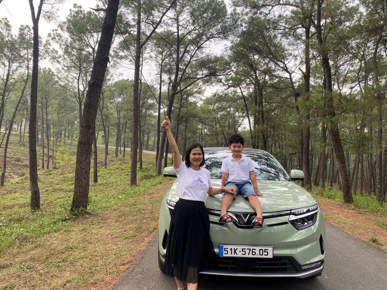 Gia đ&igrave;nh anh Thiện c&oacute; một h&agrave;nh tr&igrave;nh về qu&ecirc; ăn Tết an to&agrave;n v&agrave; đ&aacute;ng nhớ c&ugrave;ng VF 8.