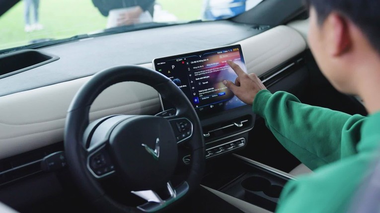 &ldquo;L&aacute;i xe điện rất nh&agrave;n!&rdquo; l&agrave; cảm nhận chung của nhiều kh&aacute;ch h&agrave;ng khi sử dụng xe VinFast.