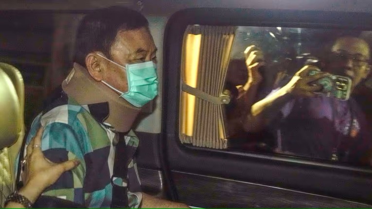 &Ocirc;ng Thaksin ngồi tr&ecirc;n &ocirc; t&ocirc; rời khỏi bệnh viện ở Bangkok, ng&agrave;y 18/2. Ảnh: AP