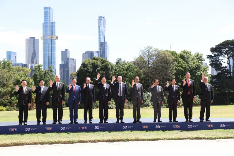 L&atilde;nh đạo c&aacute;c nước ASEAN v&agrave; Thủ tướng Australia Anthony Albanese chụp ảnh kỷ niệm trước Phi&ecirc;n họp hẹp. Ảnh: VGP