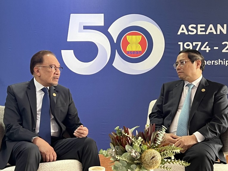 Thủ tướng Phạm Minh Ch&iacute;nh gặp Thủ tướng Malaysia Anwar Ibrahim. Ảnh: VGP