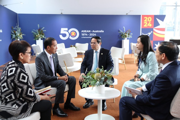 Thủ tướng Phạm Minh Ch&iacute;nh gặp Tổng thống Indonesia Joko Widodo. Ảnh: VGP