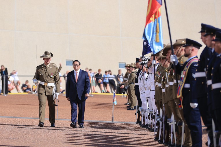 Thủ tướng Phạm Minh Ch&iacute;nh duyệt đội danh dự qu&acirc;n đội Australia. Ảnh: VGP