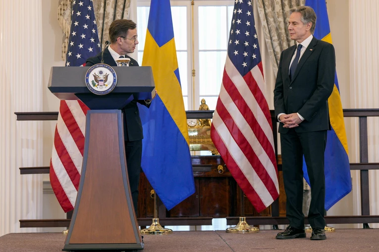 Thủ tướng Thụy Điển Ulf Kristersson v&agrave; Ngoại trưởng Mỹ Antony Blinken. Ảnh: AP
