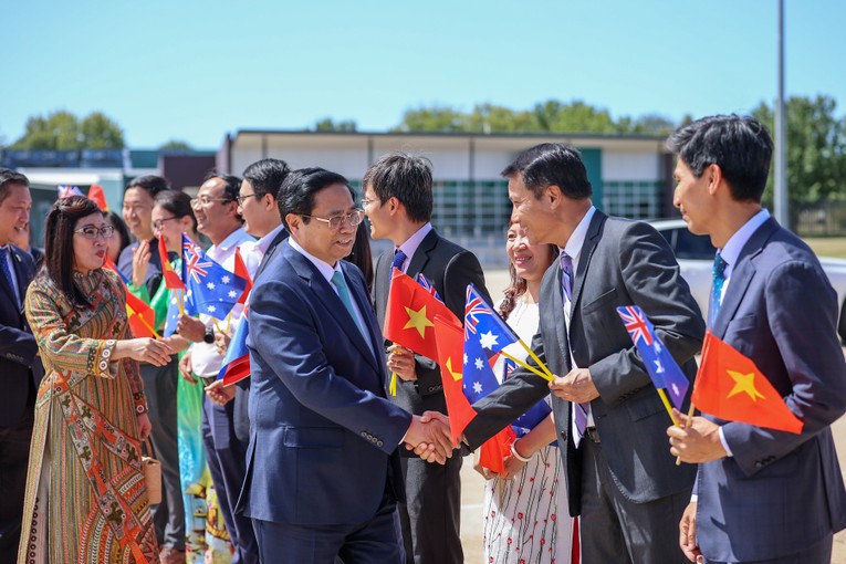 Thủ tướng Phạm Minh Ch&iacute;nh c&ugrave;ng Phu nh&acirc;n v&agrave; đo&agrave;n đại biểu cấp cao Việt Nam rời Canberra, Australia l&ecirc;n đường sang New Zealand. Ảnh: VGP