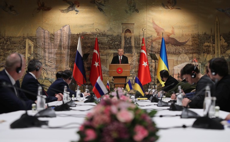 Tổng thống Thổ Nhĩ Kỳ Recep Tayyip Erdogan ph&aacute;t biểu trước ph&aacute;i đo&agrave;n Nga - Ukraine tại cuộc đ&agrave;m ph&aacute;n h&ograve;a b&igrave;nh ở Istanbul, ng&agrave;y 29/3/2022. Ảnh: Reuters