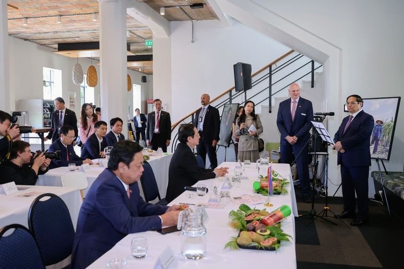 Thủ tướng Phạm Minh Ch&iacute;nh thăm Trung t&acirc;m Nghi&ecirc;n cứu c&acirc;y trồng v&agrave; thực phẩm New Zealand (PFR). Ảnh: VGP.