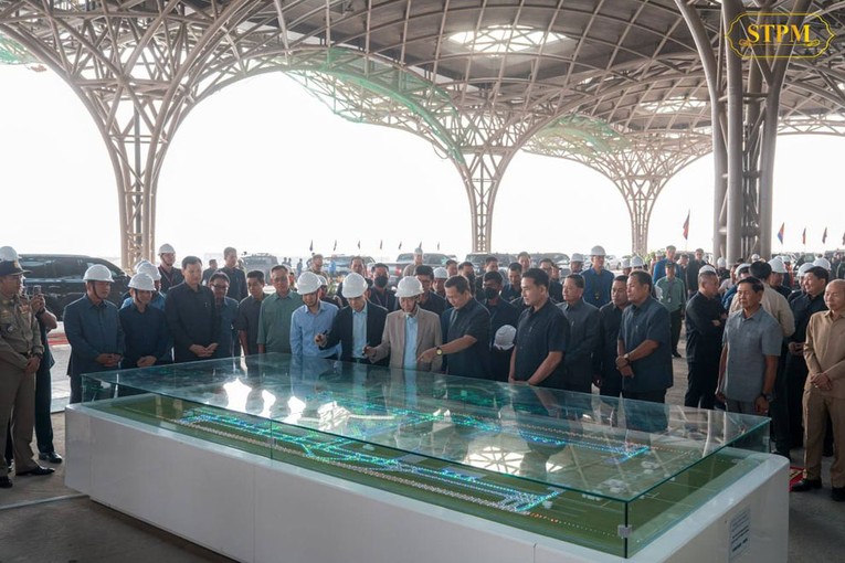 Thủ tướng Hun Manet thị s&aacute;t c&ocirc;ng trường x&acirc;y dựng s&acirc;n bay. Ảnh: Phnom Penh Post