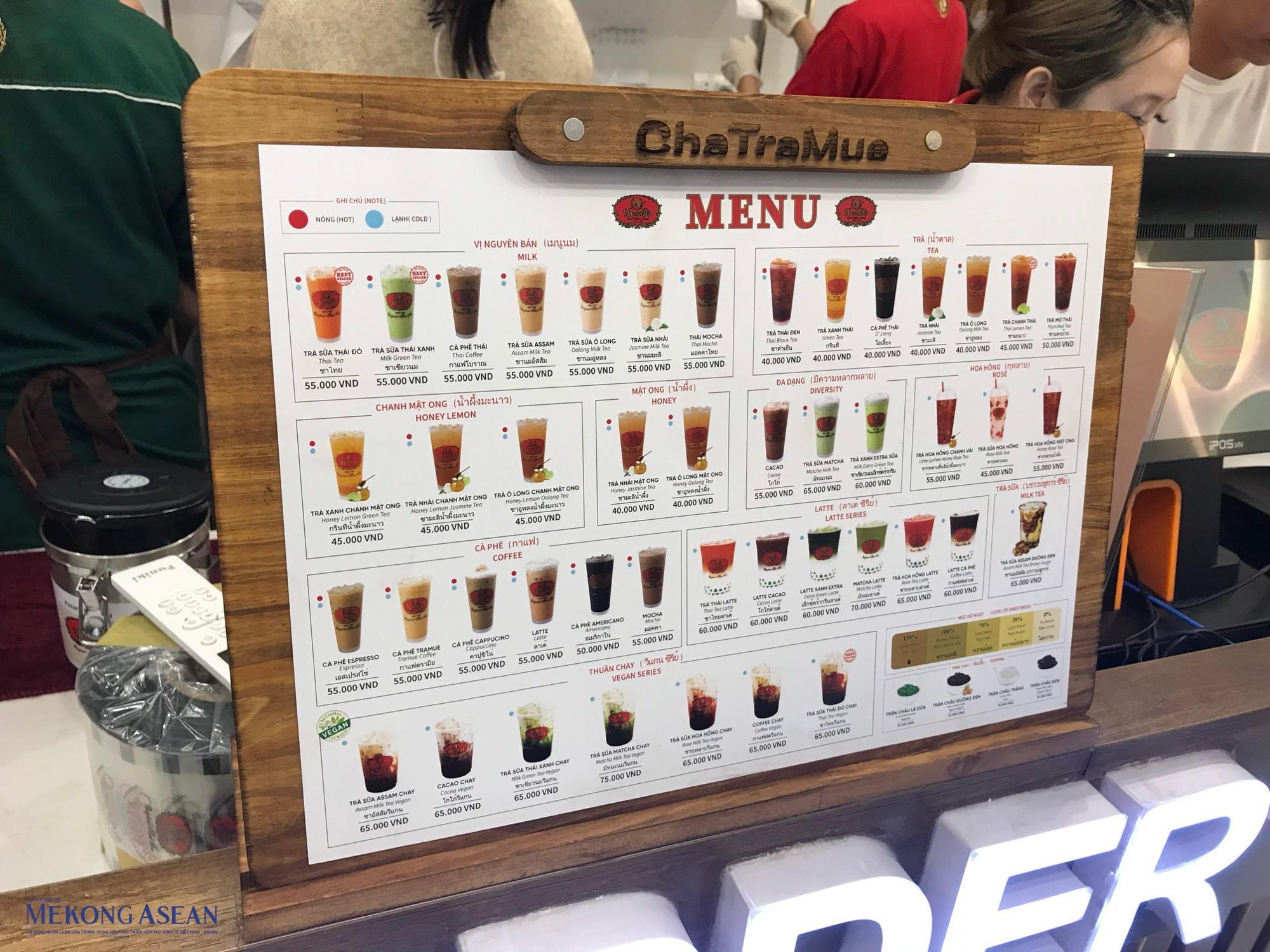 Thực đơn c&oacute; gần 40 loại thức uống. Mức gi&aacute; tr&agrave; sữa dao động 55.000-60.000 đồng/cốc. C&aacute;c thức uống kh&aacute;c như tr&agrave;, c&agrave; ph&ecirc;, sữa thuần chay rơi v&agrave;o khoảng 35.000-75.000 đồng/cốc. Ảnh: H&agrave; Anh - Mekong ASEAN.