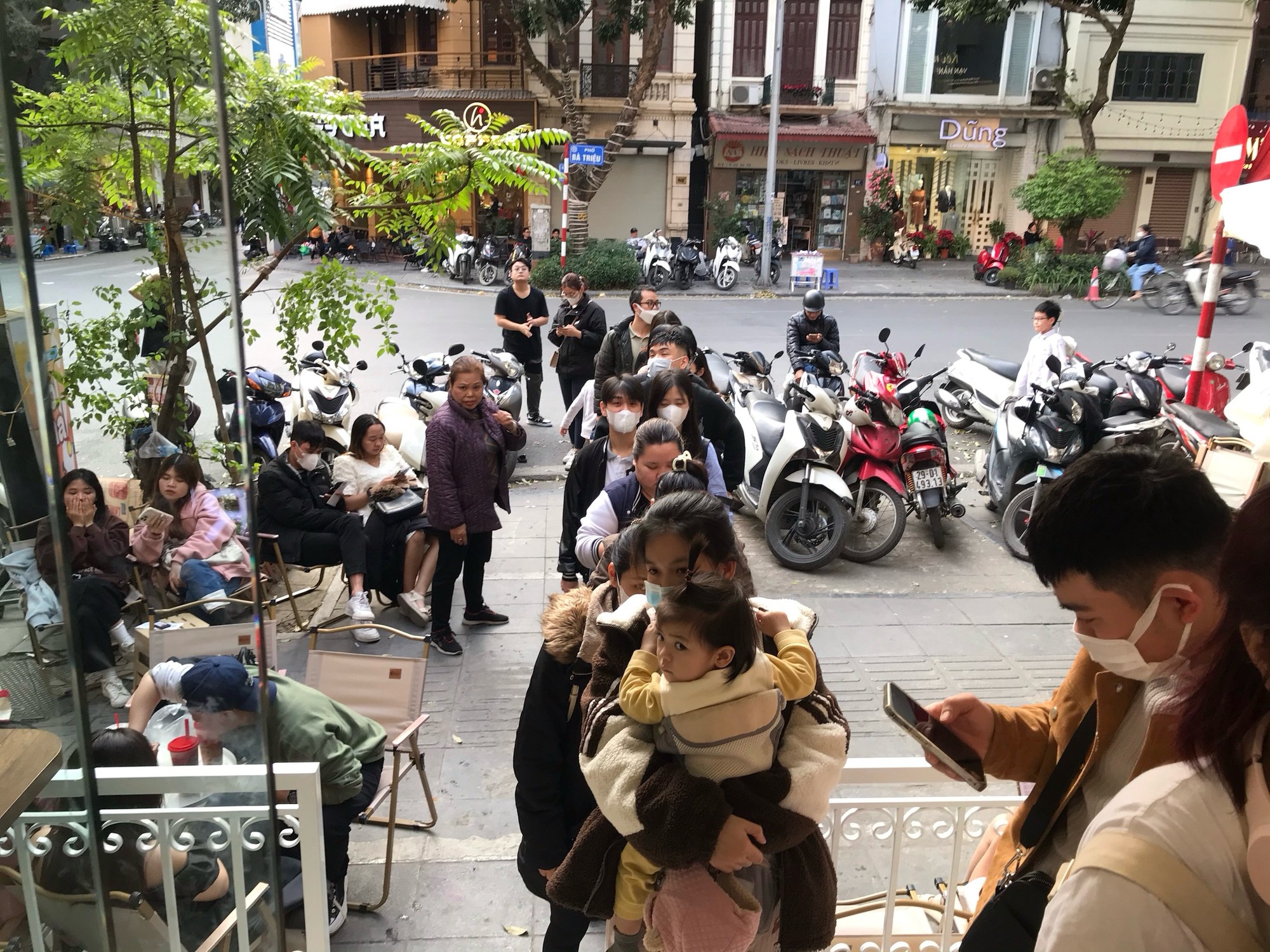 Theo ghi nhận của Mekong ASEAN, nhiều thực kh&aacute;ch xếp h&agrave;ng d&agrave;i để chờ mua. Từ 9h s&aacute;ng, lượng kh&aacute;ch gh&eacute; cửa h&agrave;ng tr&agrave; sữa Th&aacute;i Lan n&agrave;y tăng l&ecirc;n đ&aacute;ng kể, v&acirc;y k&iacute;n quầy pha chế v&agrave; khu vực chờ lấy nước. Ảnh: H&agrave; Anh - Mekong ASEAN.