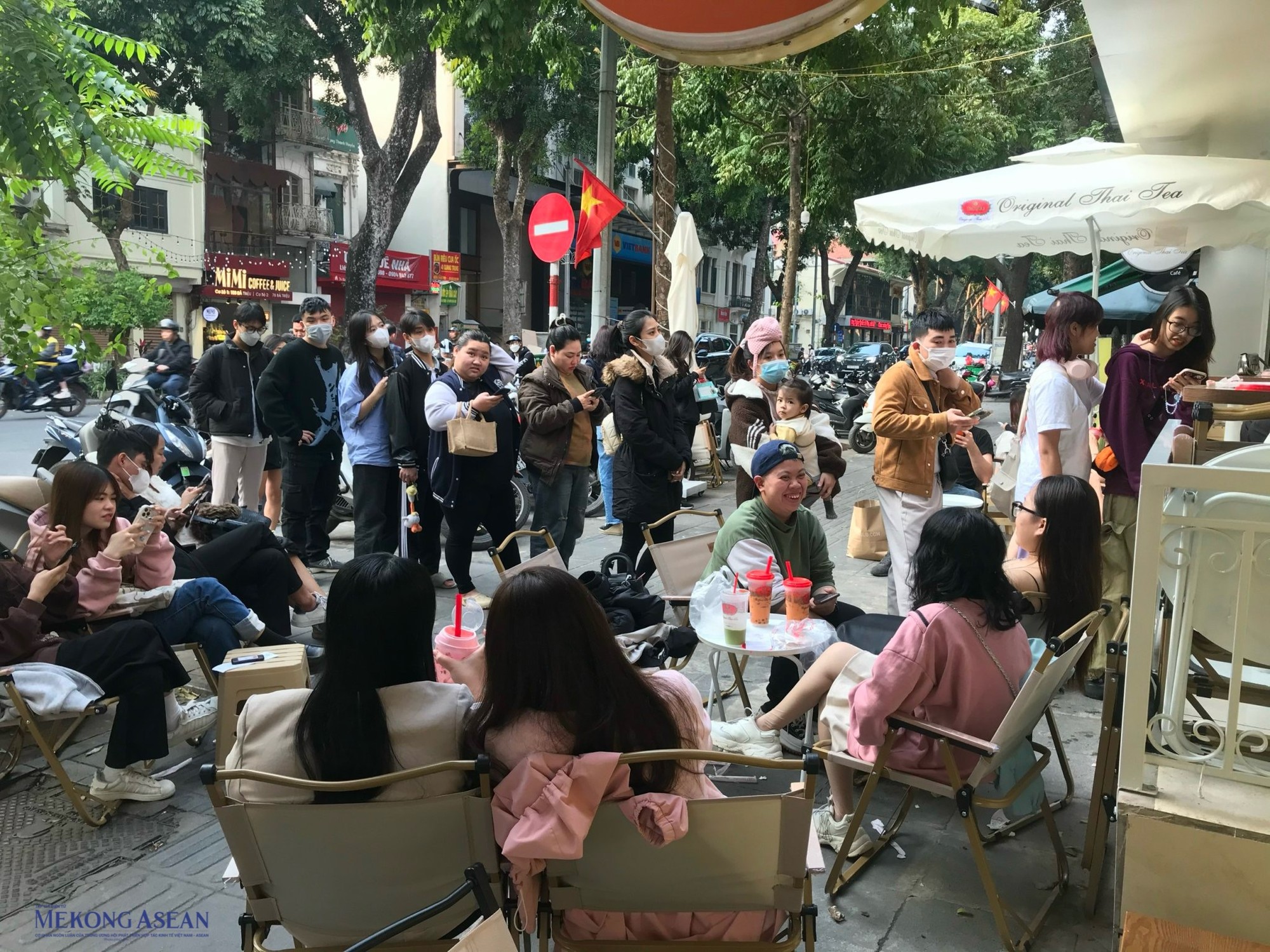 &amp;amp;amp;quot;Từ ng&agrave;y khai trương (8/3) đến nay, cửa h&agrave;ng lu&ocirc;n trong t&igrave;nh trạng đ&ocirc;ng nghịt kh&aacute;ch. Thậm ch&iacute; c&oacute; những ng&agrave;y lượng đơn vượt ngo&agrave;i dự kiến, l&ecirc;n đến ngh&igrave;n ly/ng&agrave;y,&amp;amp;amp;quot; nh&acirc;n vi&ecirc;n của ChaTraMue chia sẻ.