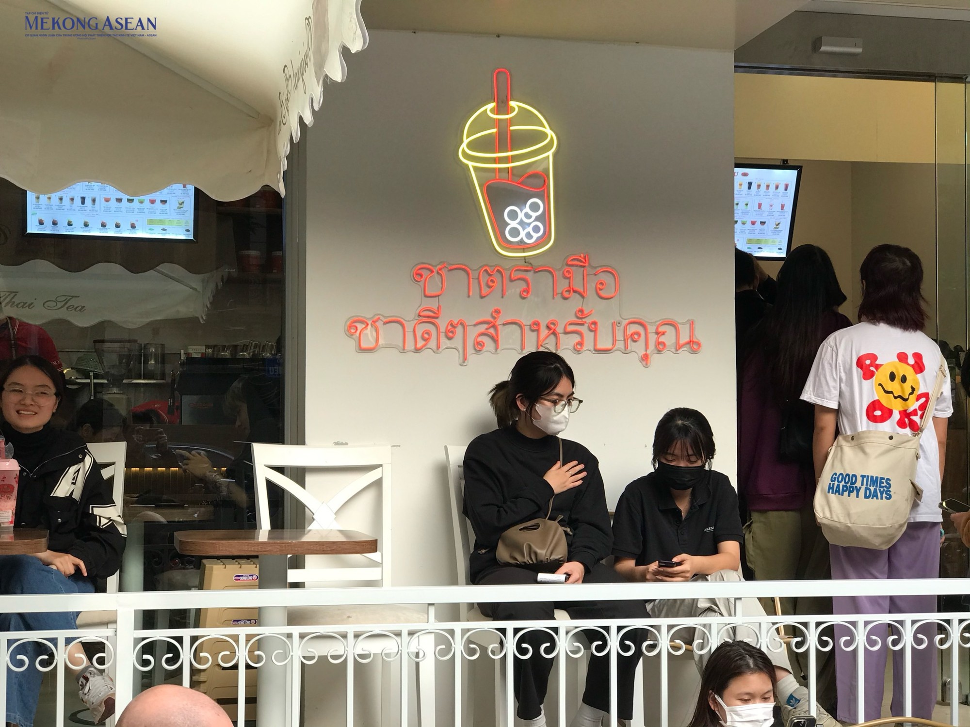 Chia sẻ với Mekong ASEAN, bạn Minh Hạnh (tr&uacute; tại quận Hai B&agrave; Trưng, H&agrave; Nội) n&oacute;i: &amp;amp;amp;quot;Tr&agrave; sữa Th&aacute;i c&oacute; mặt tại H&agrave; Nội kh&aacute; l&acirc;u rồi nhưng đa phần c&aacute;c qu&aacute;n chỉ b&aacute;n tr&agrave; sữa Th&aacute;i xanh hoặc Th&aacute;i đỏ, kh&ocirc;ng đa dạng c&aacute;c loại tr&agrave; như ở b&ecirc;n Th&aacute;i Lan. V&igrave; thế ngay khi nghe tin chuỗi tr&agrave; sữa ch&iacute;nh hiệu Th&aacute;i Lan c&oacute; mặt tại H&agrave; Nội, m&igrave;nh phải đến thử ngay&amp;amp;amp;quot;.