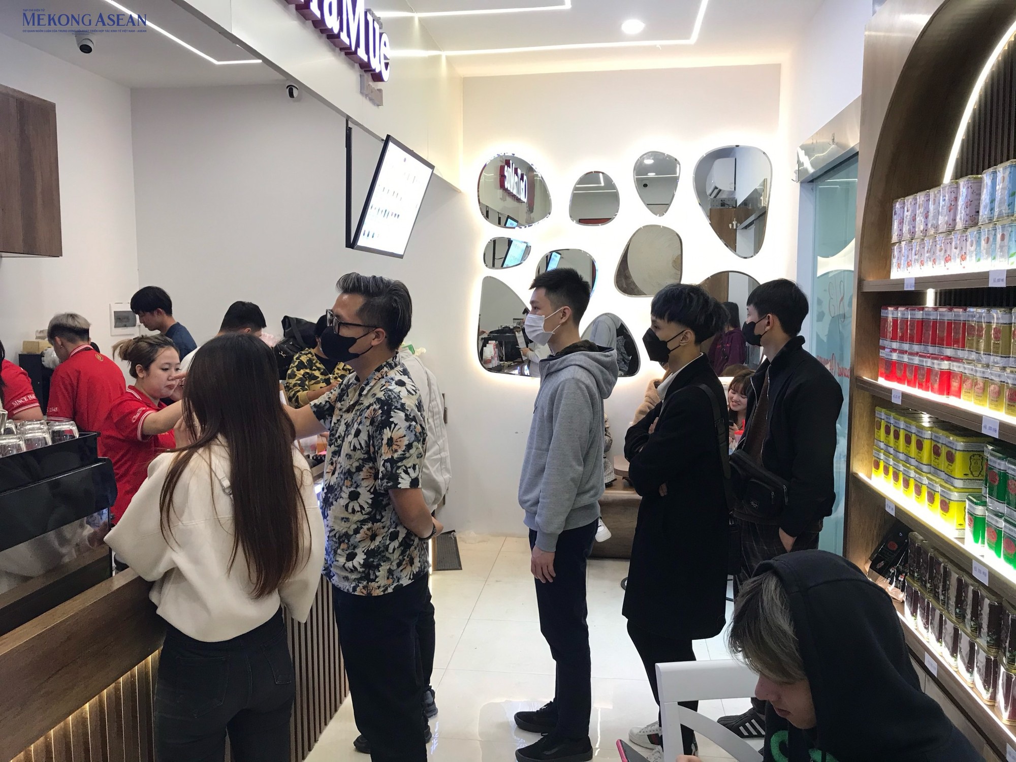 Xếp hàng cả tiếng đồng hồ chờ mua trà sữa Thái tại Hà Nội