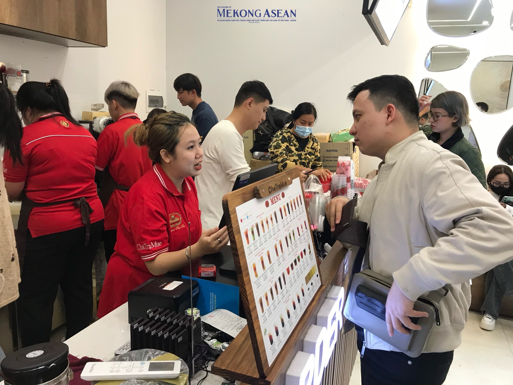 C&ocirc;ng đoạn pha chế tr&agrave; sữa được giữ nguy&ecirc;n như ở Th&aacute;i Lan. Nh&acirc;n vi&ecirc;n sẽ ủ tr&agrave;, lọc trong vợt vải trước. Sau đ&oacute; cho lần lượt sữa đặc, sữa nước b&eacute;o (kem lỏng), cốt tr&agrave; v&agrave; khuấy đều. Tr&igrave;nh tự của c&aacute;c nguy&ecirc;n liệu kh&ocirc;ng được thay đổi để cho ra cốc tr&agrave; sữa đ&uacute;ng vị. Ảnh: H&agrave; Anh - Mekong ASEAN.