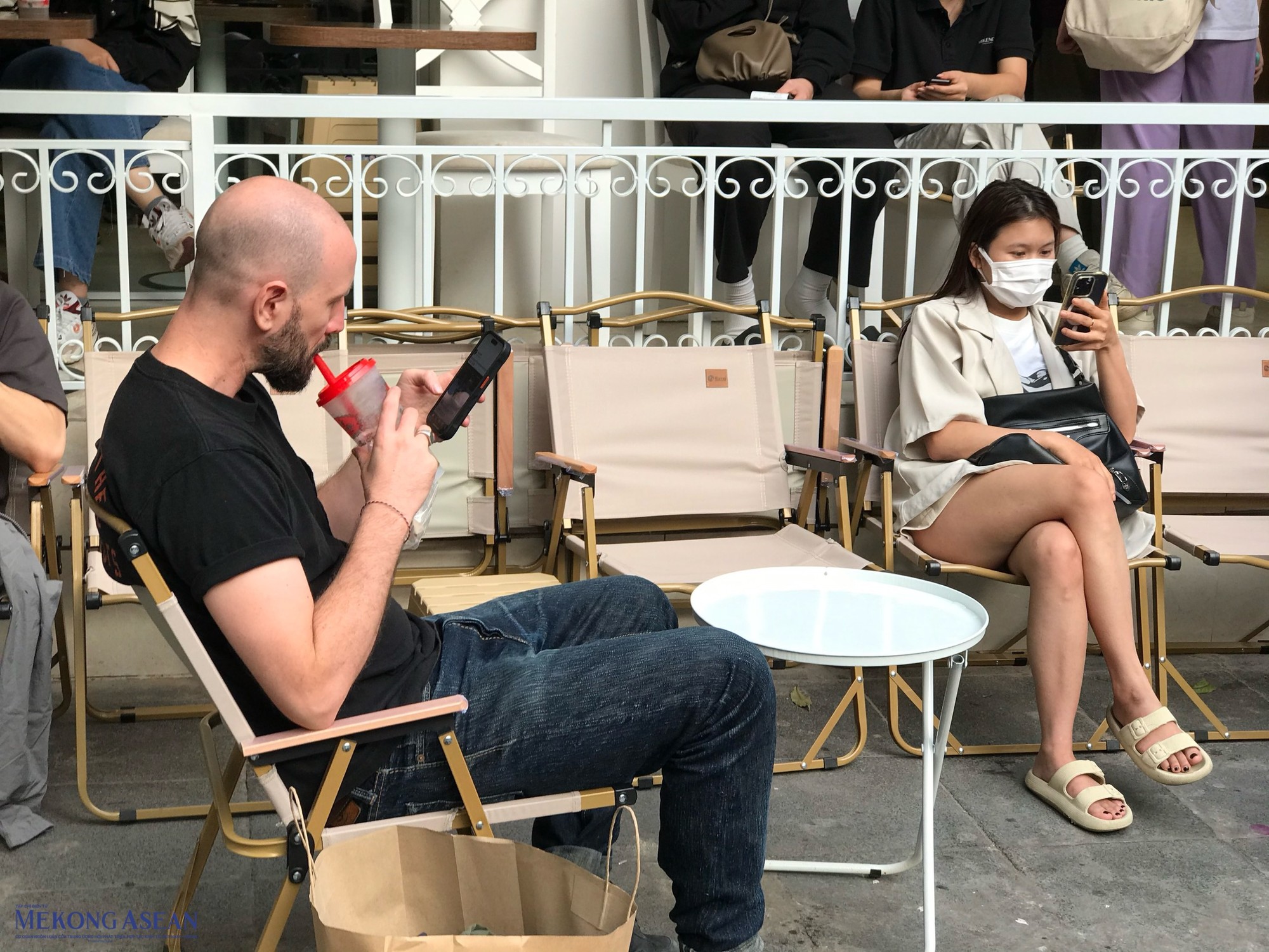 Theo c&aacute;c thực kh&aacute;ch từng uống tr&agrave; sữa tại Th&aacute;i Lan, mức gi&aacute; tại cửa h&agrave;ng Việt Nam c&oacute; phần cao hơn. Tuy nhi&ecirc;n, so với mặt bằng chung cửa h&agrave;ng đồ uống tại Việt Nam th&igrave; mức gi&aacute; n&agrave;y l&agrave; kh&ocirc;ng qu&aacute; đắt. Ảnh: H&agrave; Anh - Mekong ASEAN.