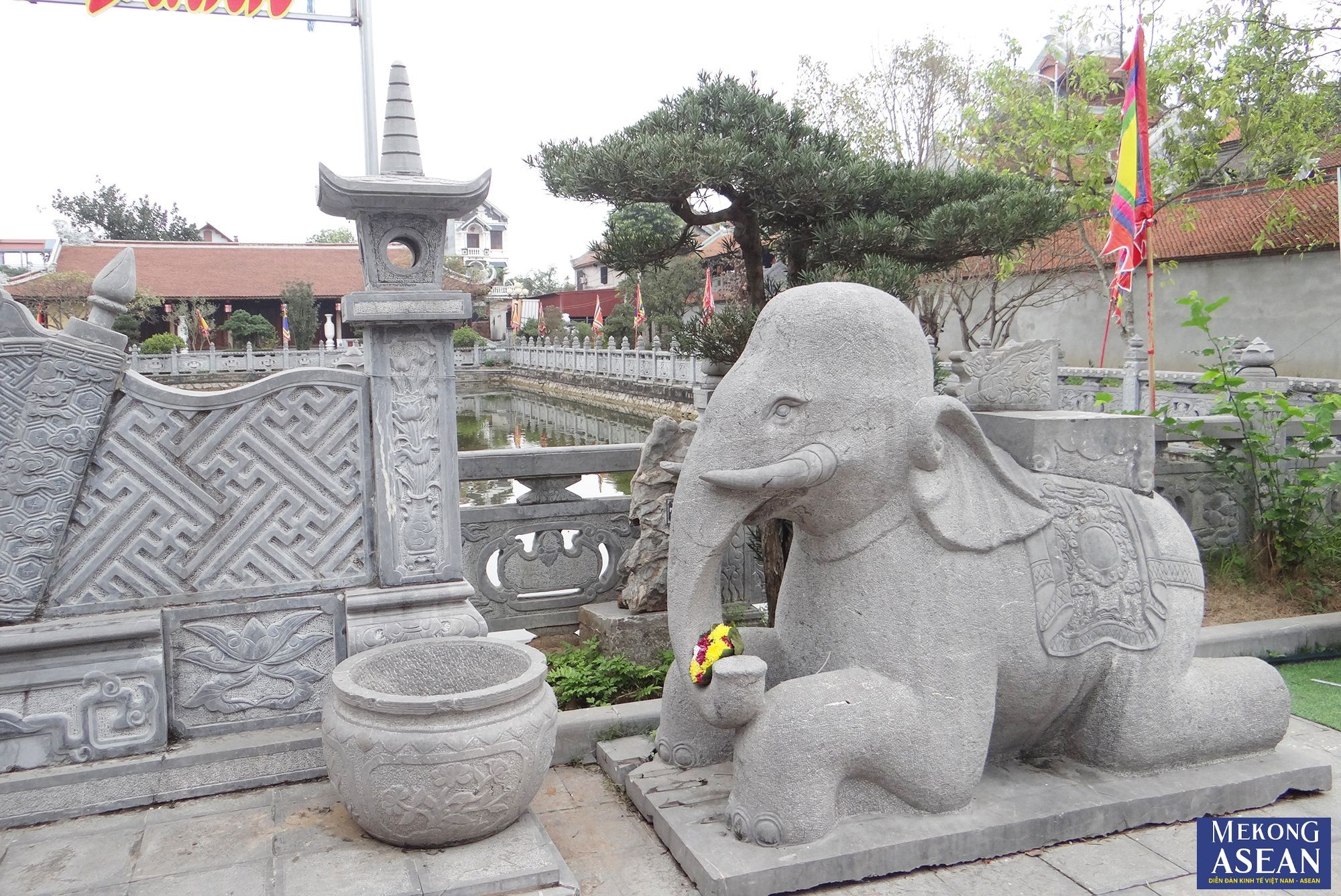 Nghi m&ocirc;n được x&acirc;y dựng theo kiểu &amp;amp;amp;quot;chồng di&ecirc;m cổ c&aacute;c&rdquo;, gồm 2 cửa phụ một cửa ch&iacute;nh, quy m&ocirc; lớn như nghi m&ocirc;n xưa; nh&agrave; bia, đ&agrave;i ho&aacute; sớ&hellip;