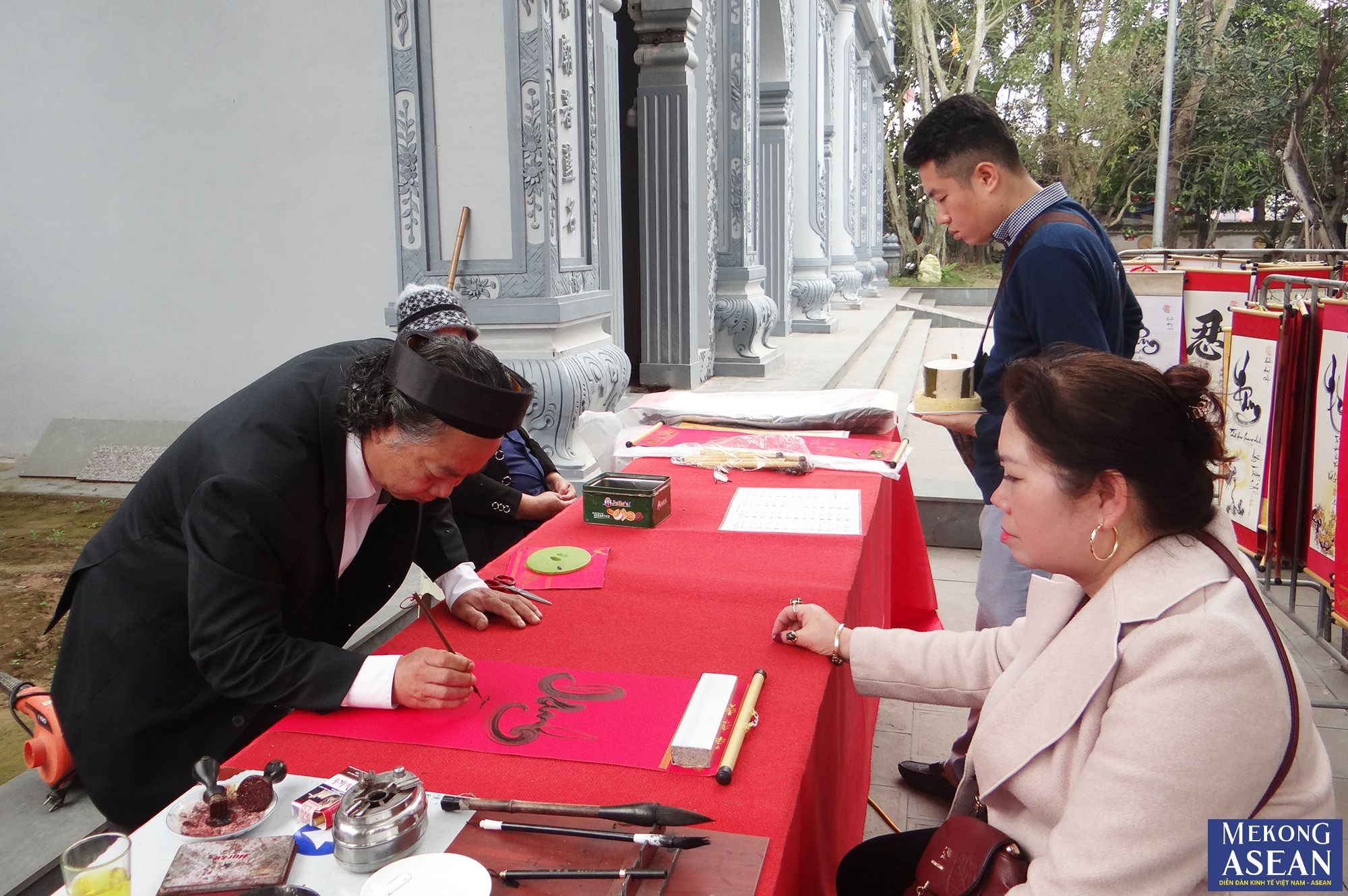 Phần lễ gồm c&oacute; lễ khai quang tịnh đền, lễ c&aacute;o yết, lễ mộc dục, lễ rước nước, lễ khai mạc. Tiếp sau đ&oacute; l&agrave; nghi thức đọc văn tế, lễ d&acirc;ng hương, lễ tế&hellip;